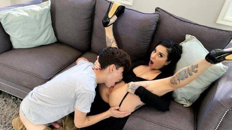 Joanna Angel Hot Tattooed MILF Joanna Angel Fucks a Pervy Trespasser (2021)
